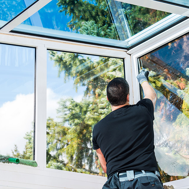 Nettoyage des vitres et panneaux solaires